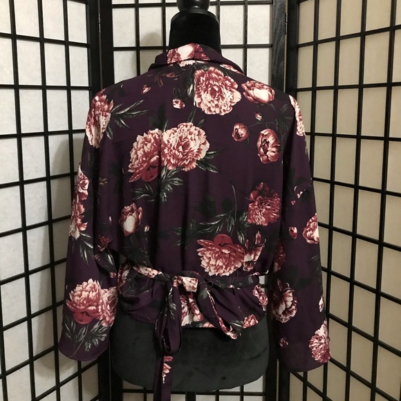 💜🌸Purple Floral Crossover Top🌸💜 - Picture 3 of 4